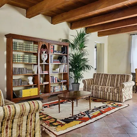 Ξενοδοχείο Palazzo Viviani - Castello Di 4*