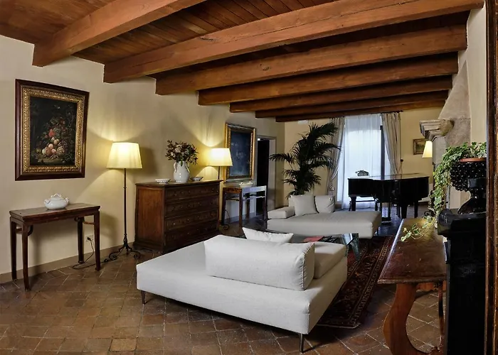 Palazzo Viviani - Castello Di Otel